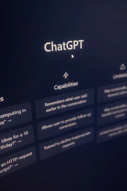 about-us Des membres de l’équipe échangent autour de graphiques numériques sur une tablette dans un bureau moderne.